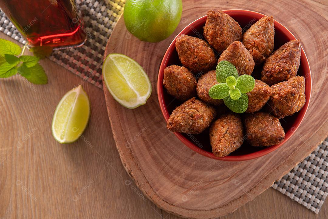 Kibe - Carne picada do Oriente Médio. Lanche frito um prato típico de festa popular brasileira (kibe)