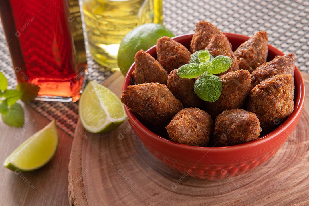 Kibe - Carne picada do Oriente Médio. Lanche frito um prato típico de festa popular brasileira (kibe)