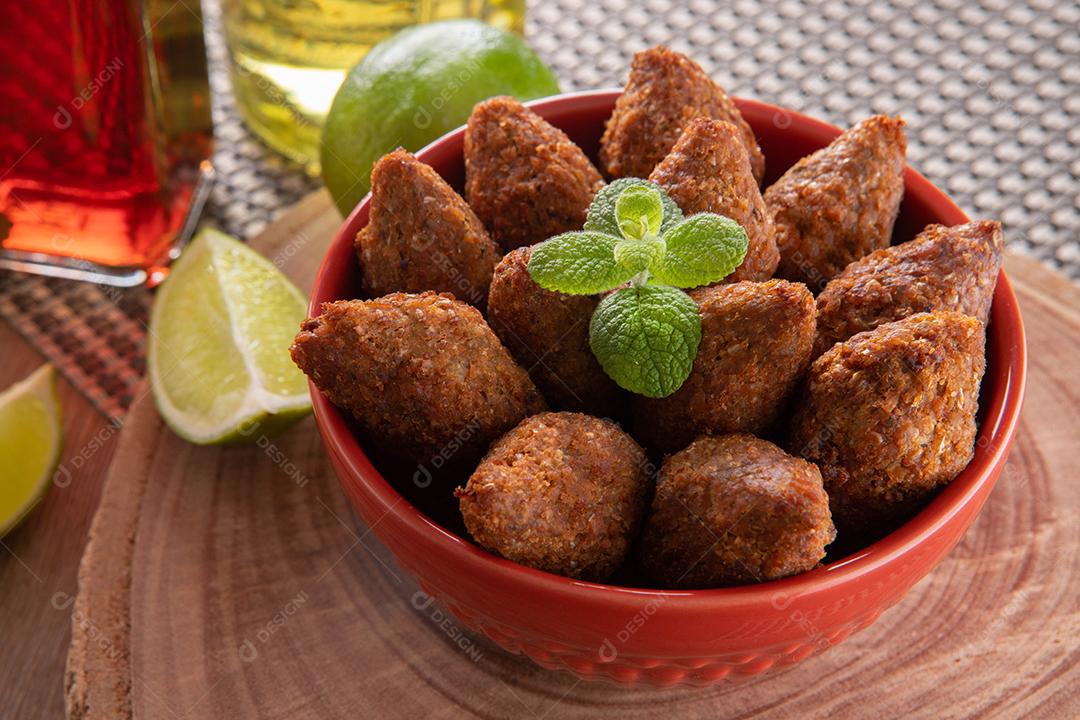 Kibe - Carne picada do Oriente Médio. Lanche frito um prato típico de festa popular brasileira (kibe)