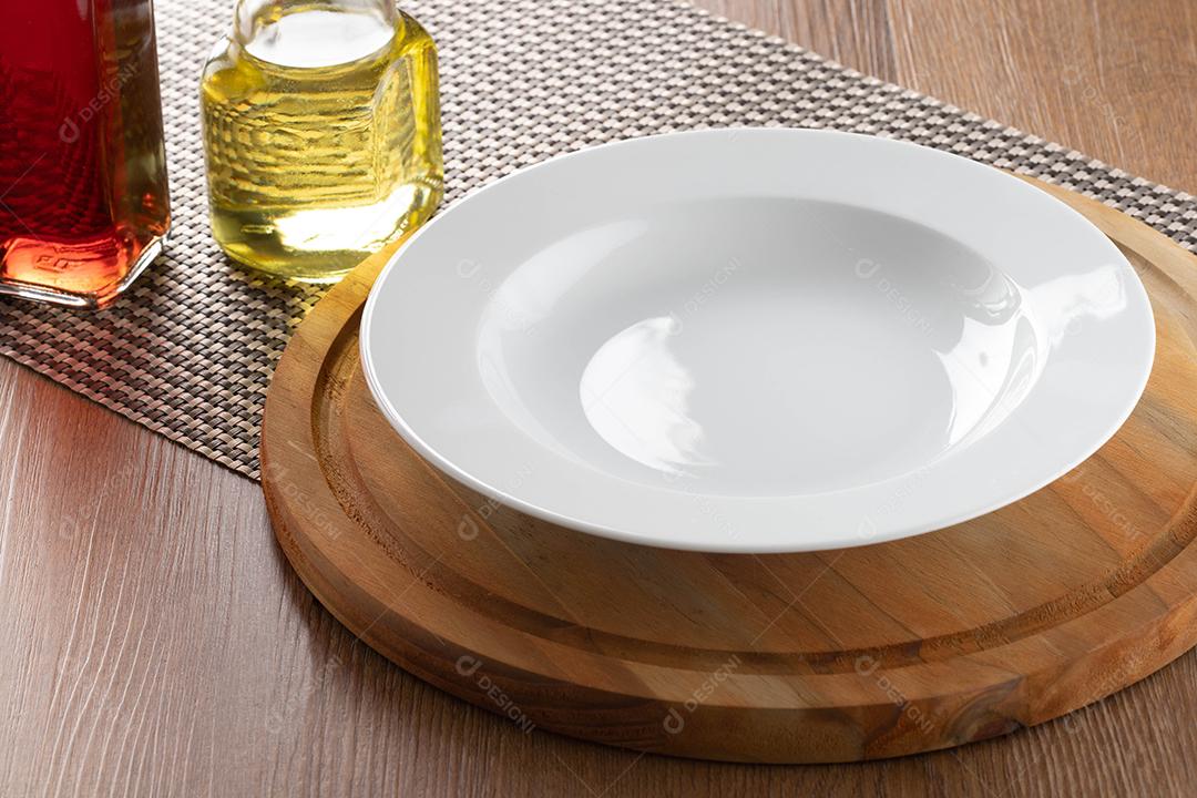 Placa branca na placa de madeira em uma mesa.