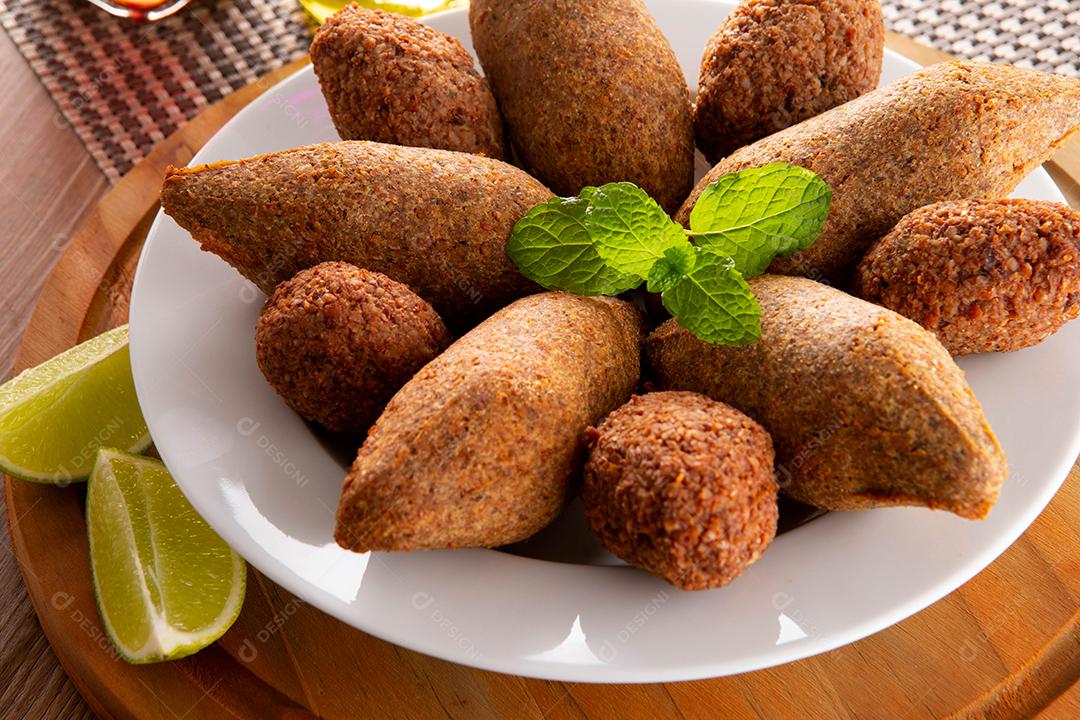 Kibe - Carne picada do Oriente Médio. Lanche frito um prato típico da festa popular brasileira (kibe).