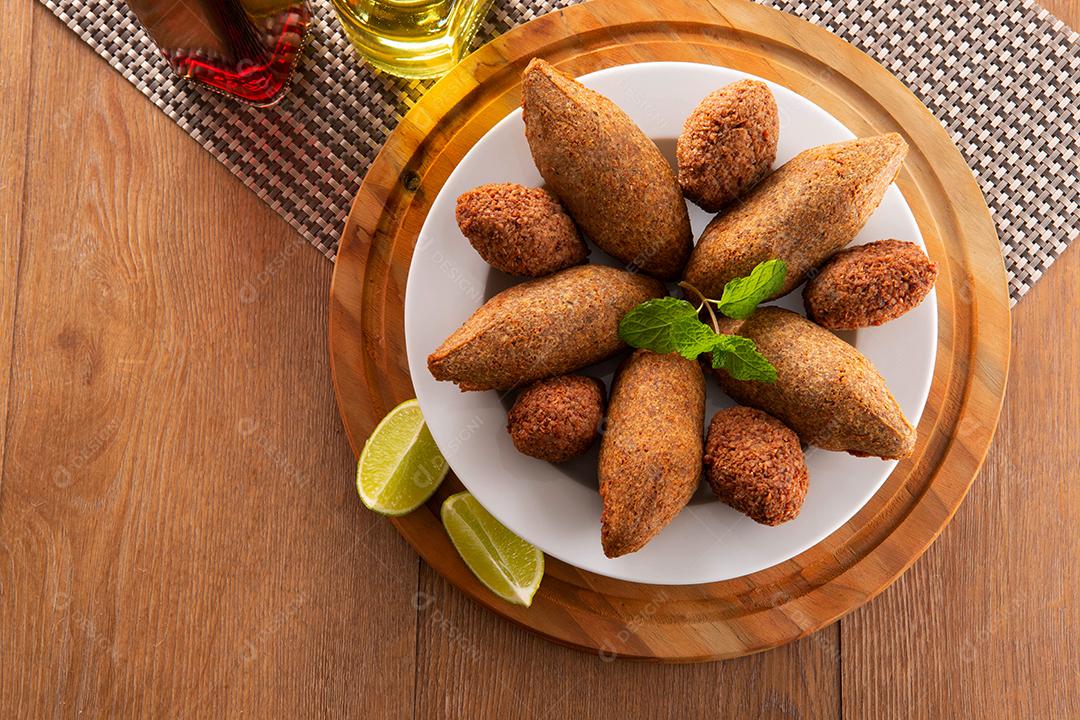 Kibe - Carne picada do Oriente Médio. Lanche frito um prato típico da festa popular brasileira (kibe).