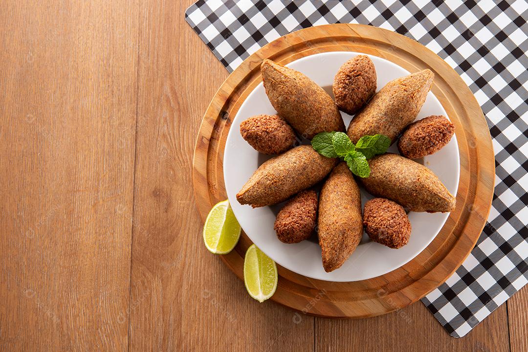 Kibe - Carne picada do Oriente Médio. Lanche frito um prato típico da festa popular brasileira (kibe).