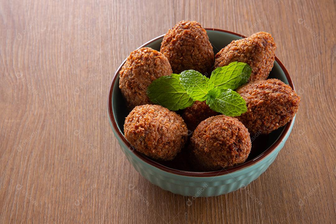 Kibe - Carne picada do Oriente Médio. Lanche frito um prato típico da festa popular brasileira (kibe).