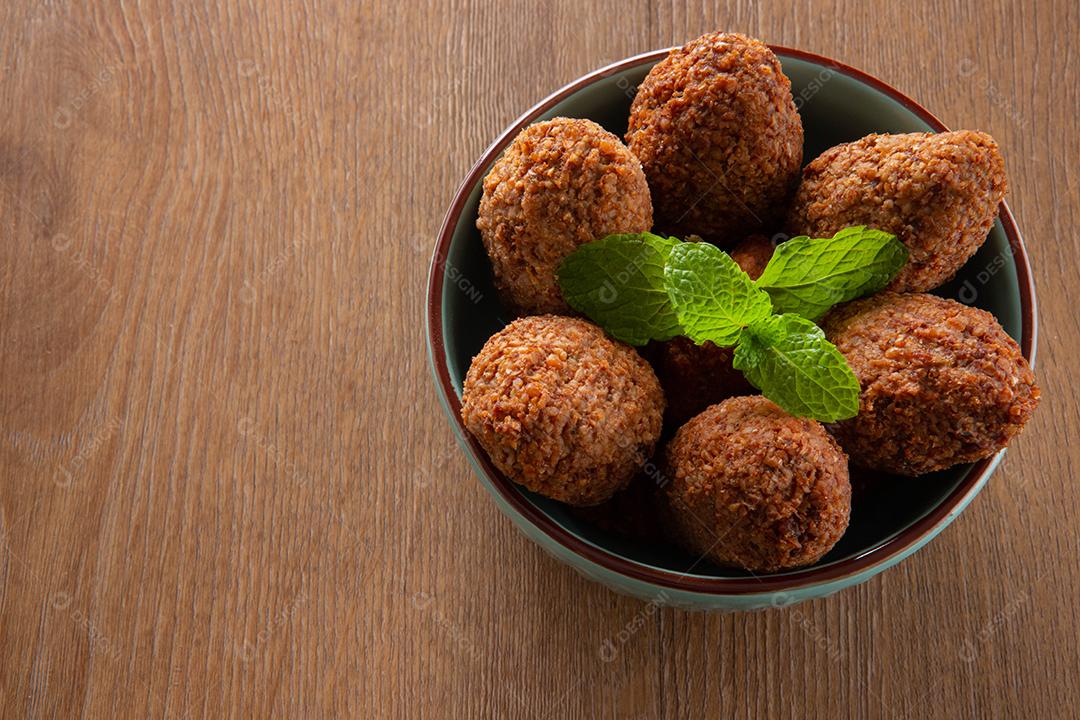 Kibe - Carne picada do Oriente Médio. Lanche frito um prato típico da festa popular brasileira (kibe).