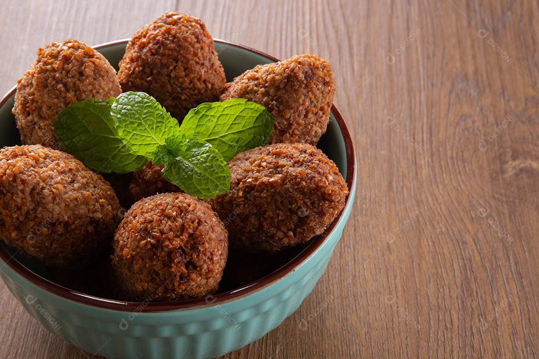 Kibe - Carne picada do Oriente Médio. Lanche frito um prato típico da festa popular brasileira (kibe).