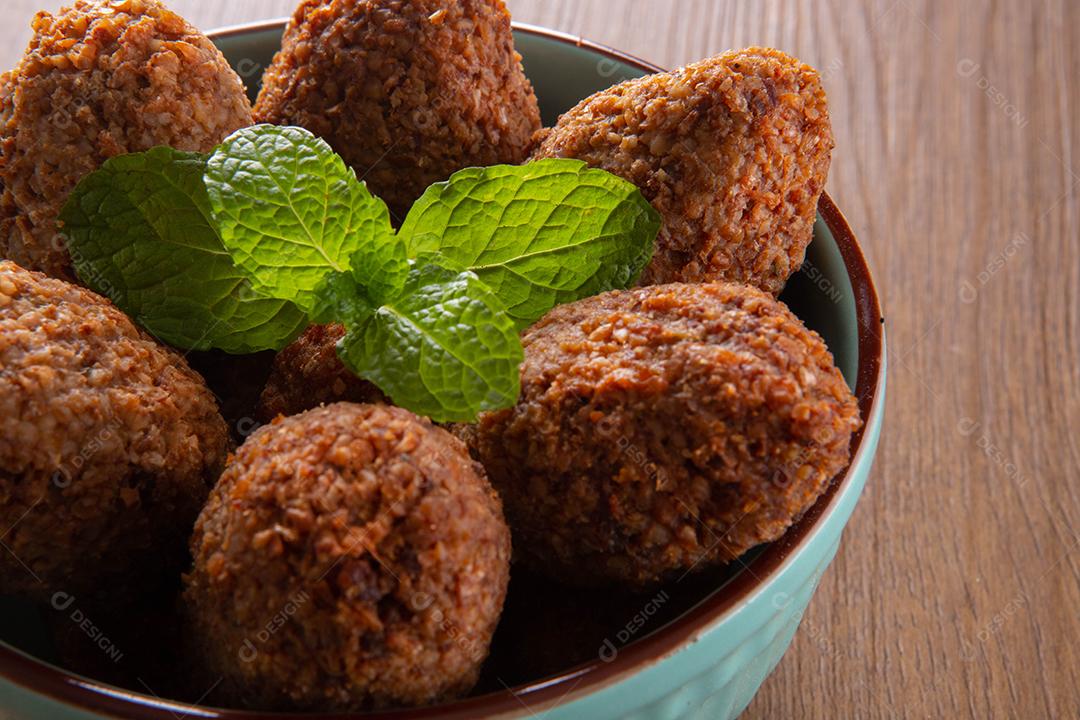 Kibe - Carne picada do Oriente Médio. Lanche frito um prato típico da festa popular brasileira (kibe).