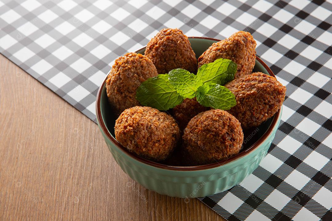 Kibe - Carne picada do Oriente Médio. Lanche frito um prato típico da festa popular brasileira (kibe).