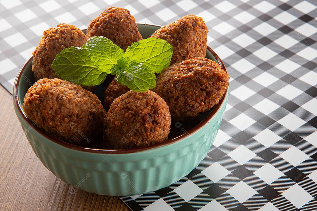 Kibe - Carne picada do Oriente Médio. Lanche frito um prato típico da festa popular brasileira (kibe).