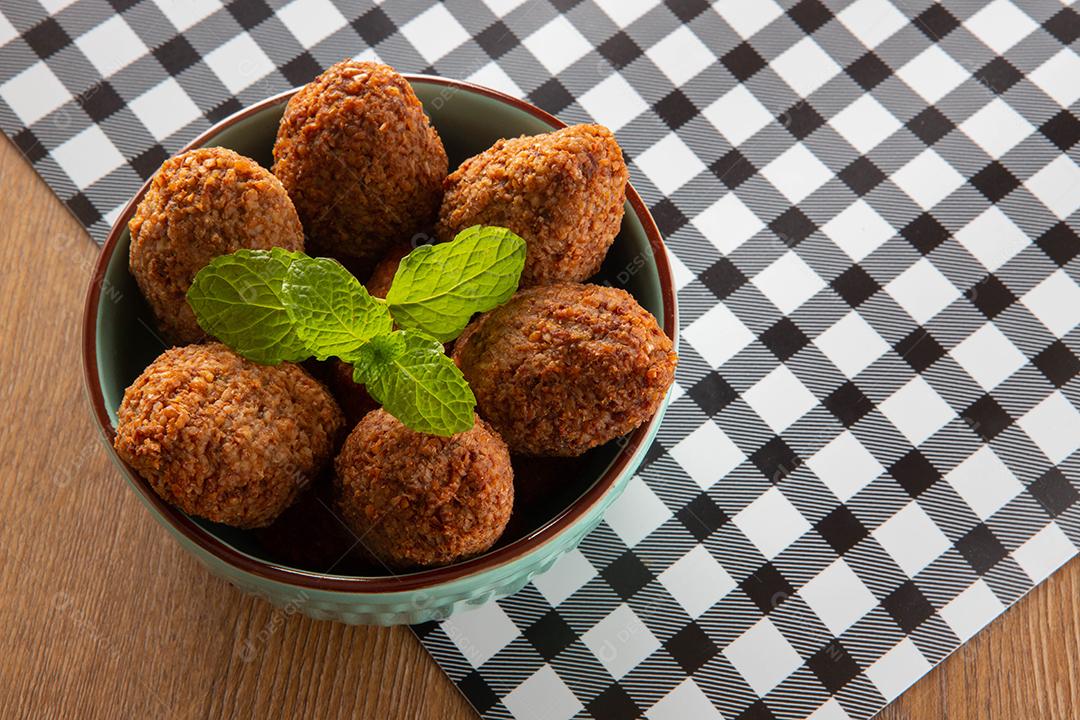 Kibe - Carne picada do Oriente Médio. Lanche frito um prato típico da festa popular brasileira (kibe).