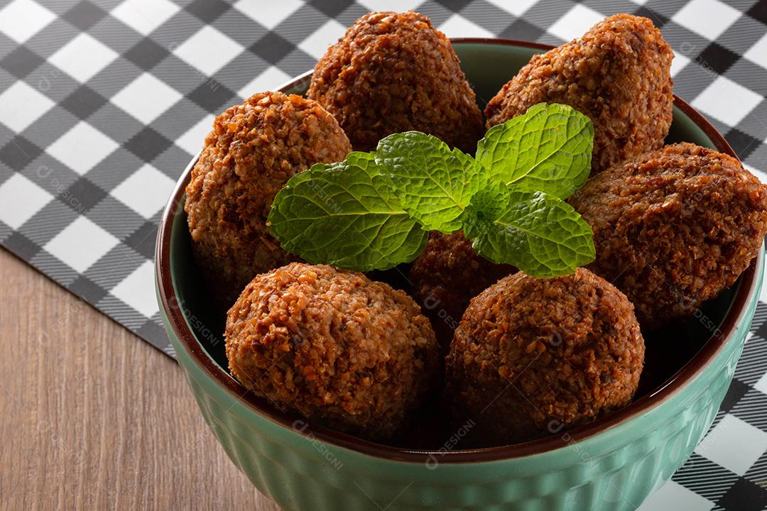 Kibe - Carne picada do Oriente Médio. Lanche frito um prato típico da festa popular brasileira (kibe).