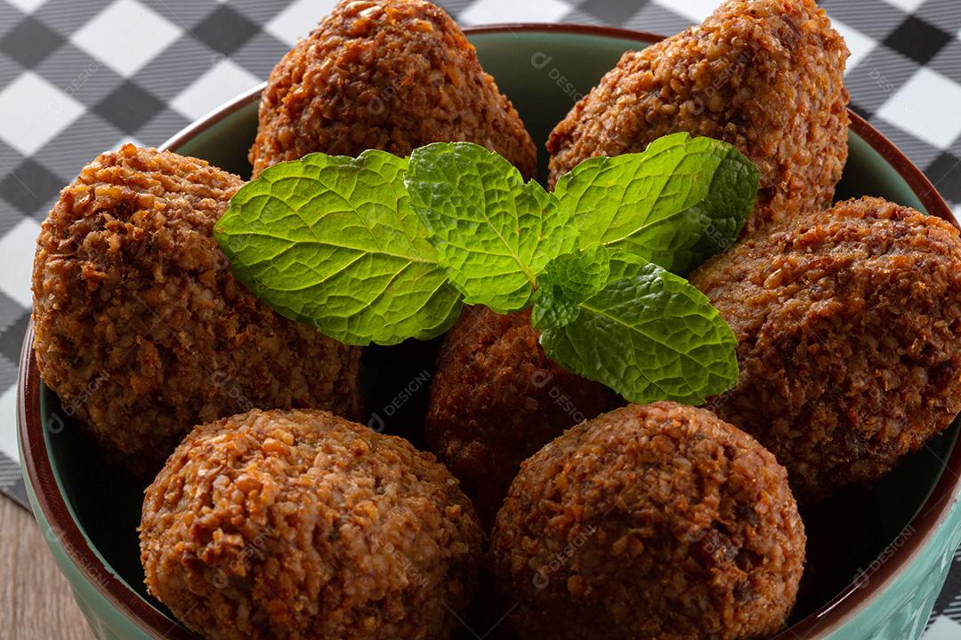 Kibe - Carne picada do Oriente Médio. Lanche frito um prato típico da festa popular brasileira (kibe).