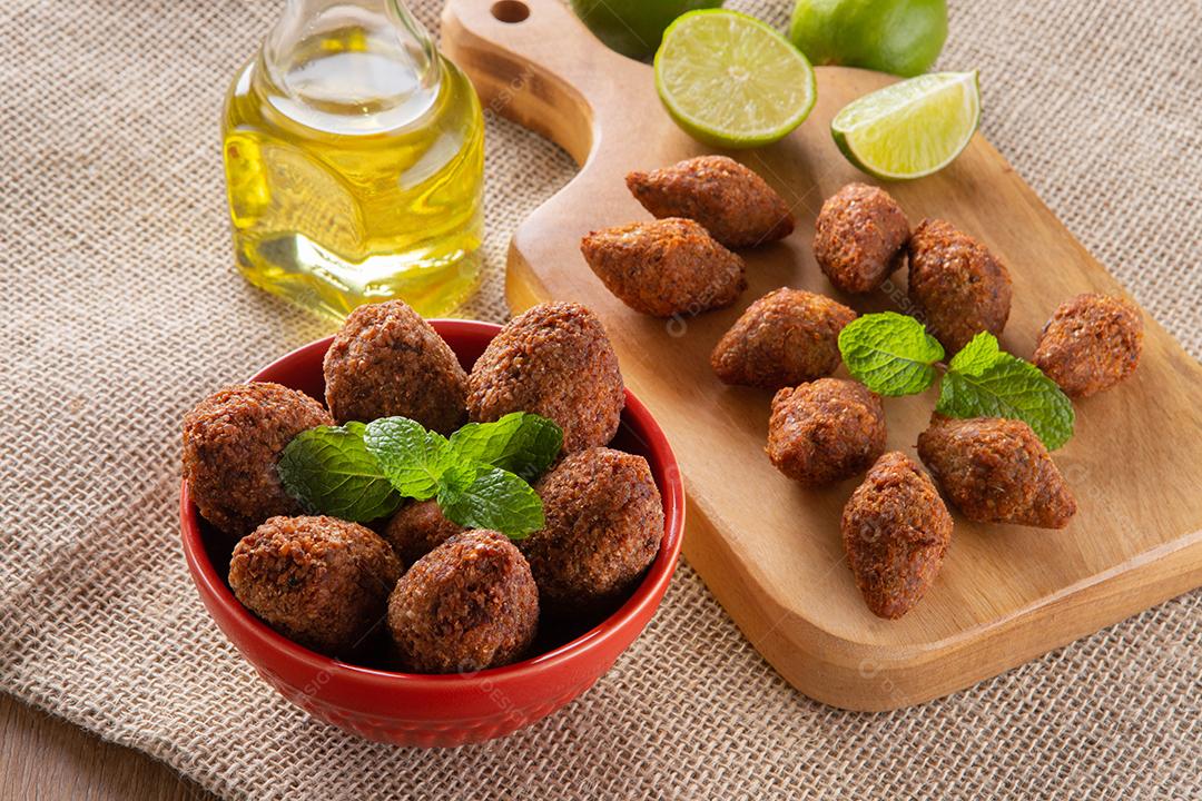 Kibe - Carne picada do Oriente Médio. Lanche frito um prato típico da festa popular brasileira (kibe).