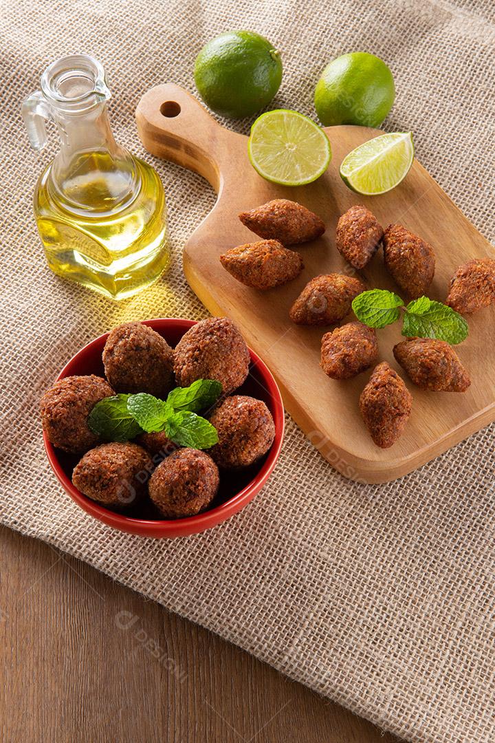 Kibe - Carne picada do Oriente Médio. Lanche frito um prato típico da festa popular brasileira (kibe).