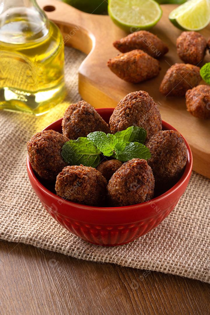 Kibe - Carne picada do Oriente Médio. Lanche frito um prato típico de festa popular brasileira