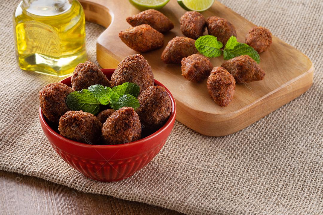 Kibe - Carne picada do Oriente Médio. Lanche frito um prato típico de festa popular brasileira