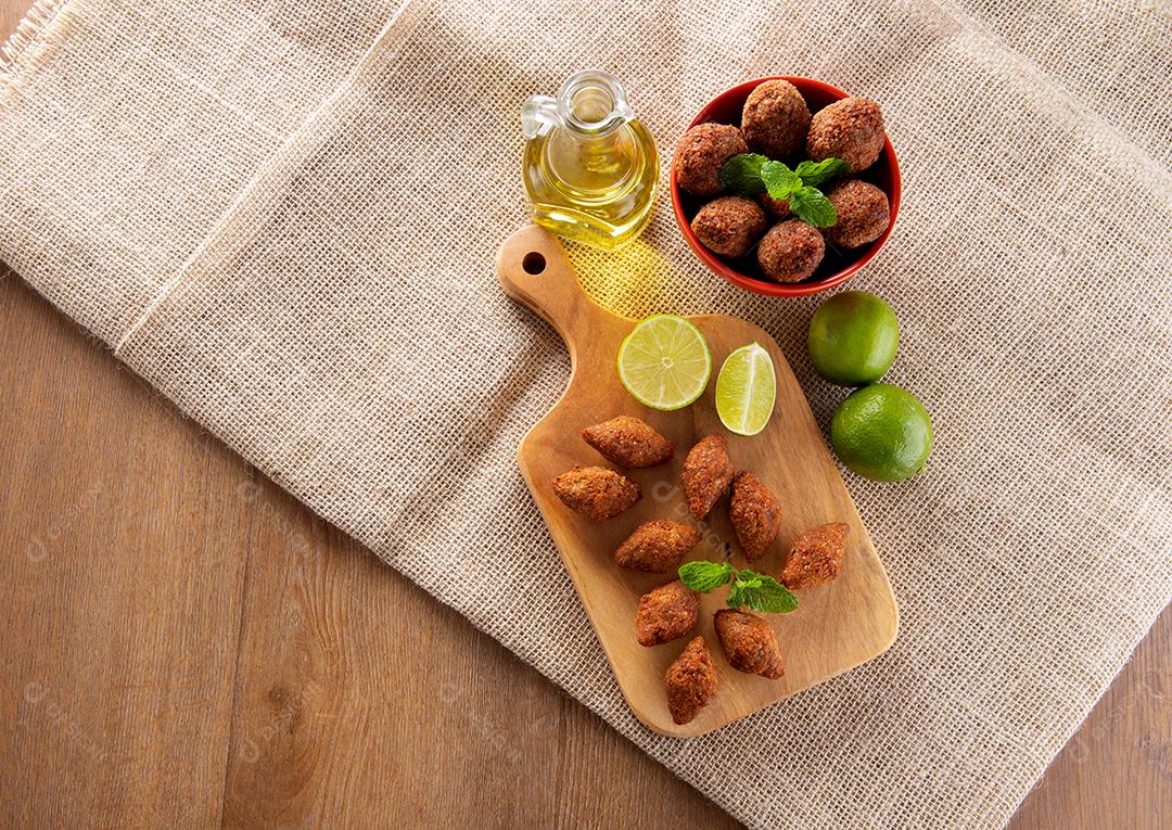 Kibe - Carne picada do Oriente Médio. Lanche frito um prato típico da festa popular brasileira (kibe).