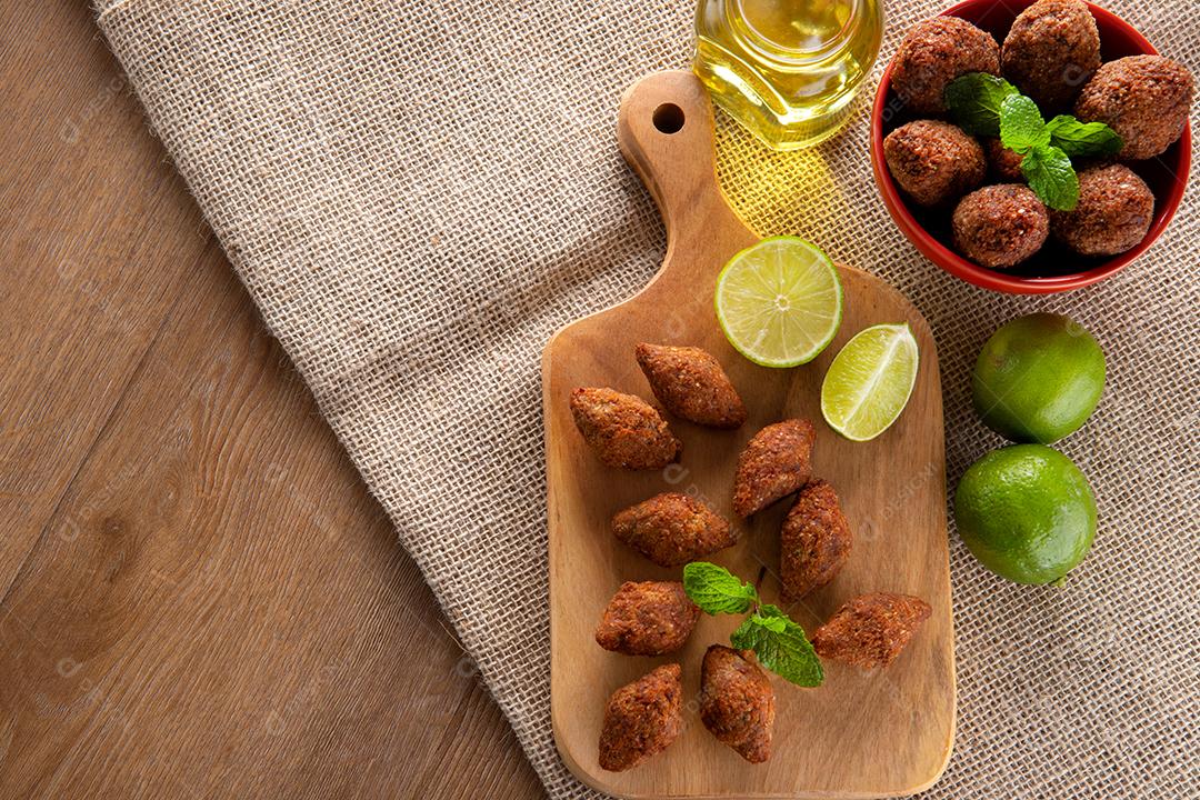 Kibe - Carne picada do Oriente Médio. Lanche frito um prato típico de festa popular brasileira