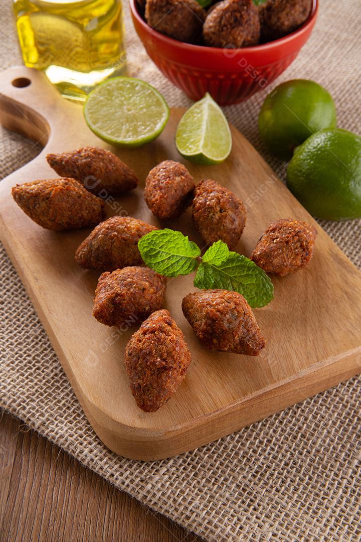 Kibe - Carne picada do Oriente Médio. Lanche frito um prato típico da festa popular brasileira (kibe).