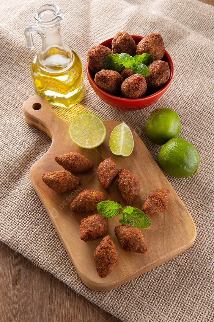 Kibe - Carne picada do Oriente Médio. Lanche frito um prato típico da festa popular brasileira (kibe).