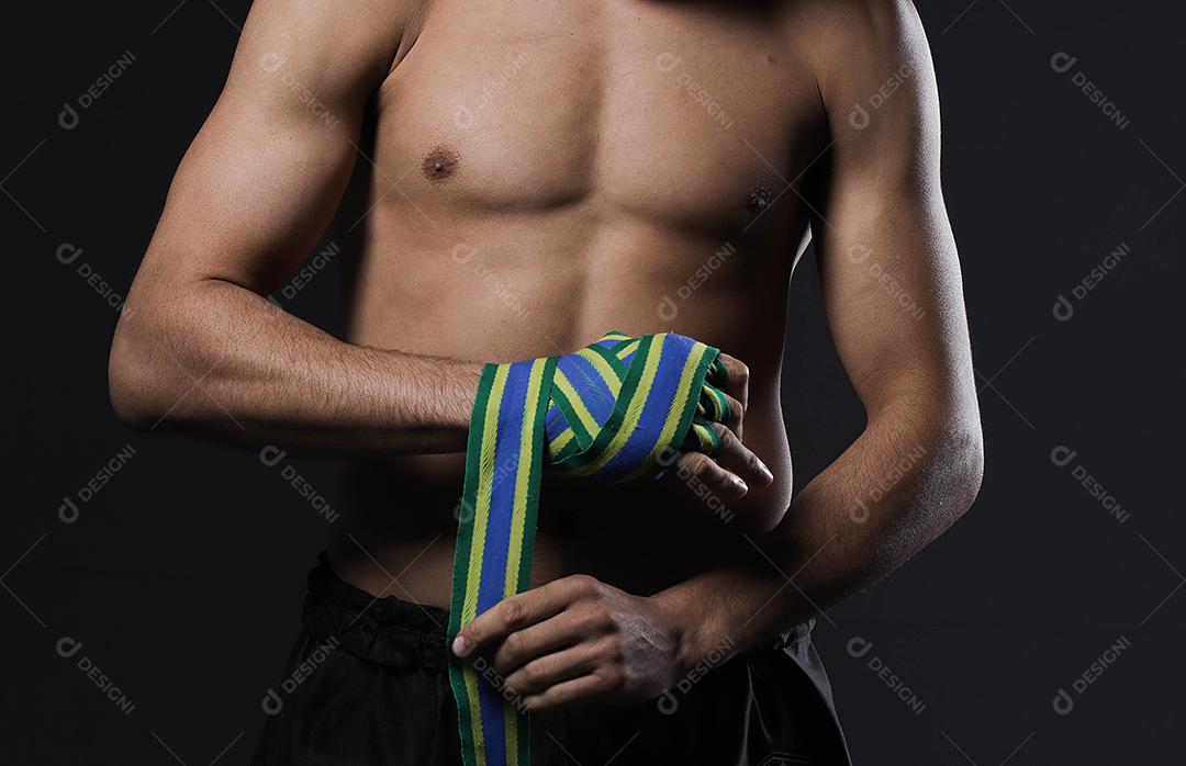 mão de lutador masculino com bandagens. Punhos do lutador cerrados antes de uma luta ou treinamento em uma academia de esportes