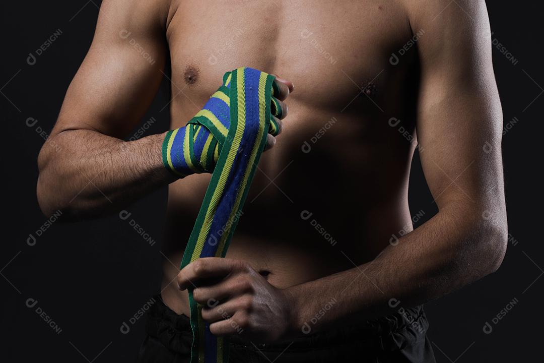 mão de lutador masculino com bandagens. Punhos do lutador cerrados antes de uma luta ou treinamento em uma academia de esportes