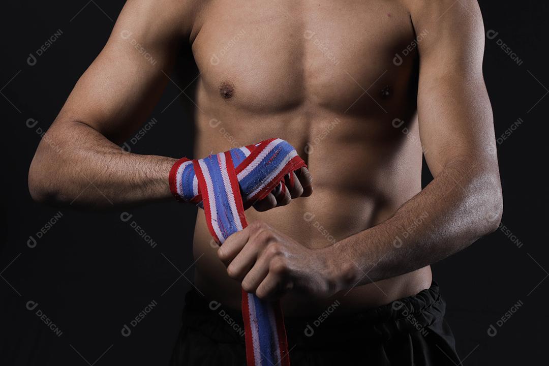 mão de lutador masculino com bandagens. Punhos do lutador cerrados antes de uma luta ou treinamento em uma academia de esportes