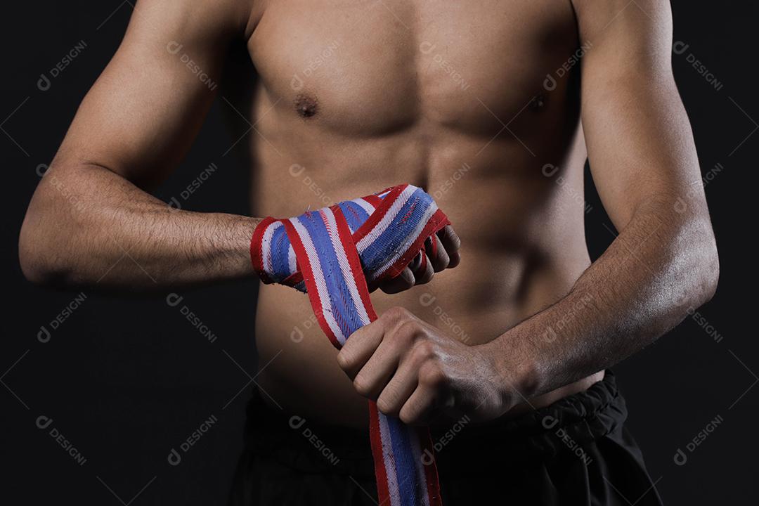 mão de lutador masculino com bandagens. Punhos do lutador cerrados antes de uma luta ou treinamento em uma academia de esportes