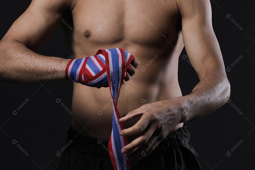 mão de lutador masculino com bandagens. Punhos do lutador cerrados antes de uma luta ou treinamento em uma academia de esportes