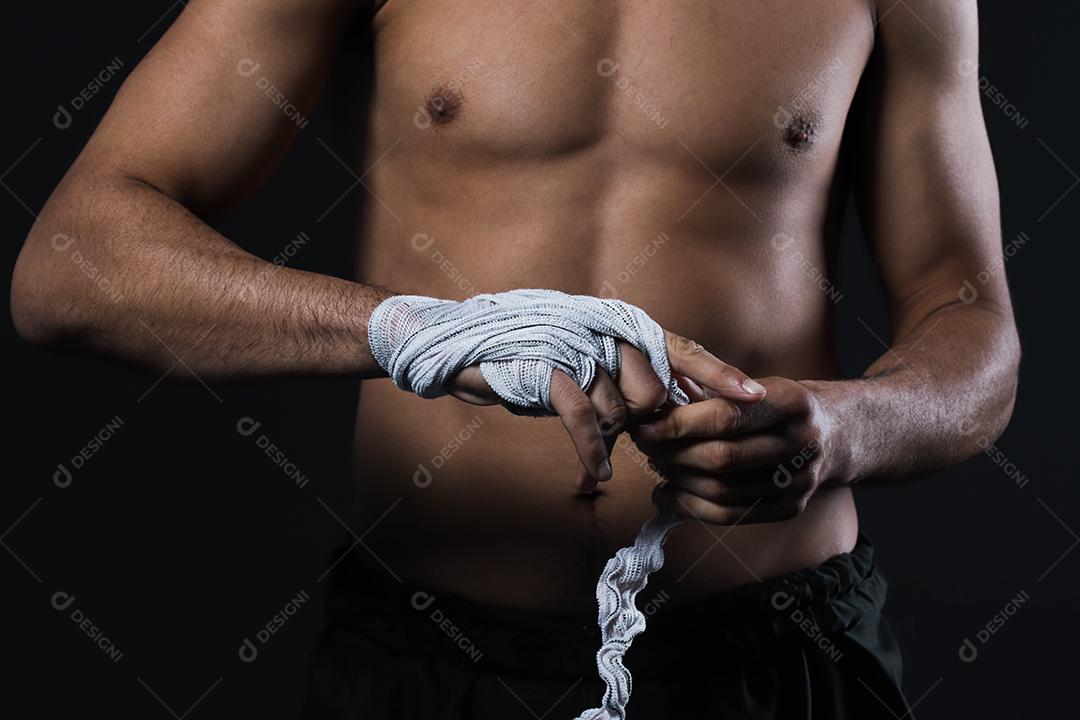 mão de lutador masculino com bandagens. Punhos do lutador cerrados antes de uma luta ou treinamento em uma academia de esportes