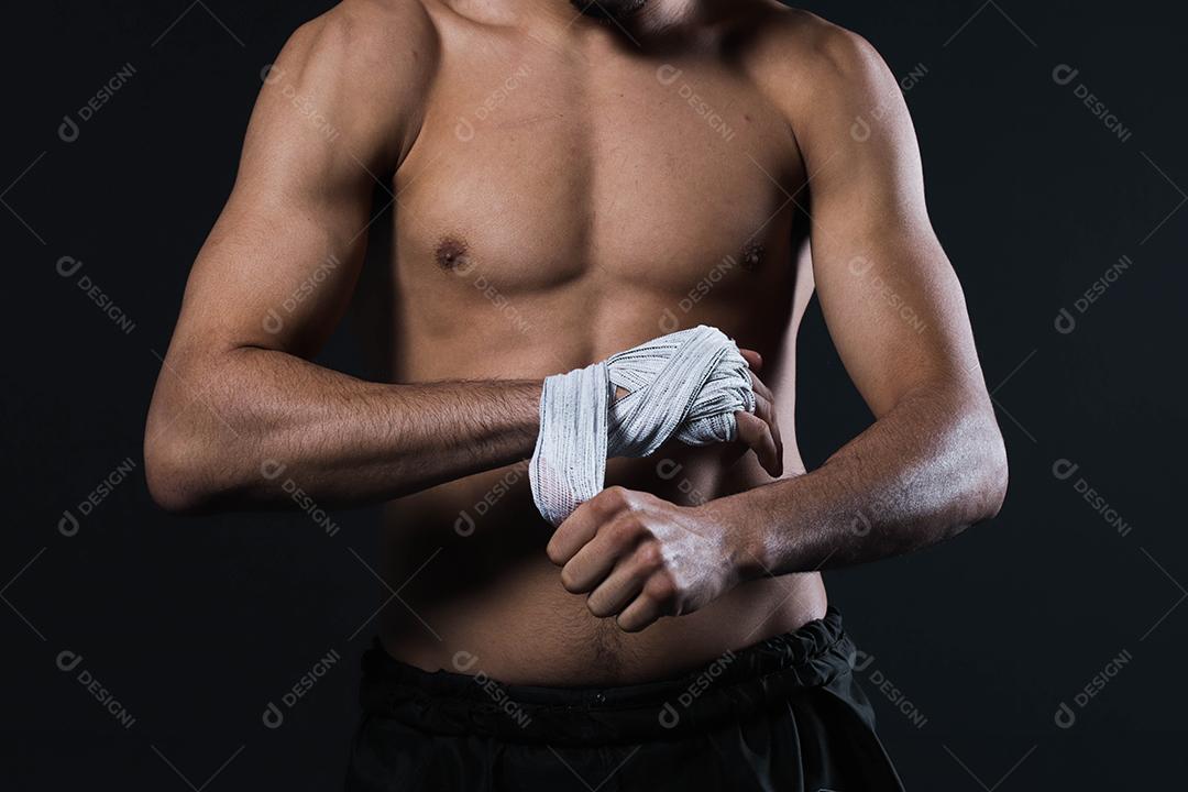 mão de lutador masculino com bandagens. Punhos do lutador cerrados antes de uma luta ou treinamento em uma academia de esportes