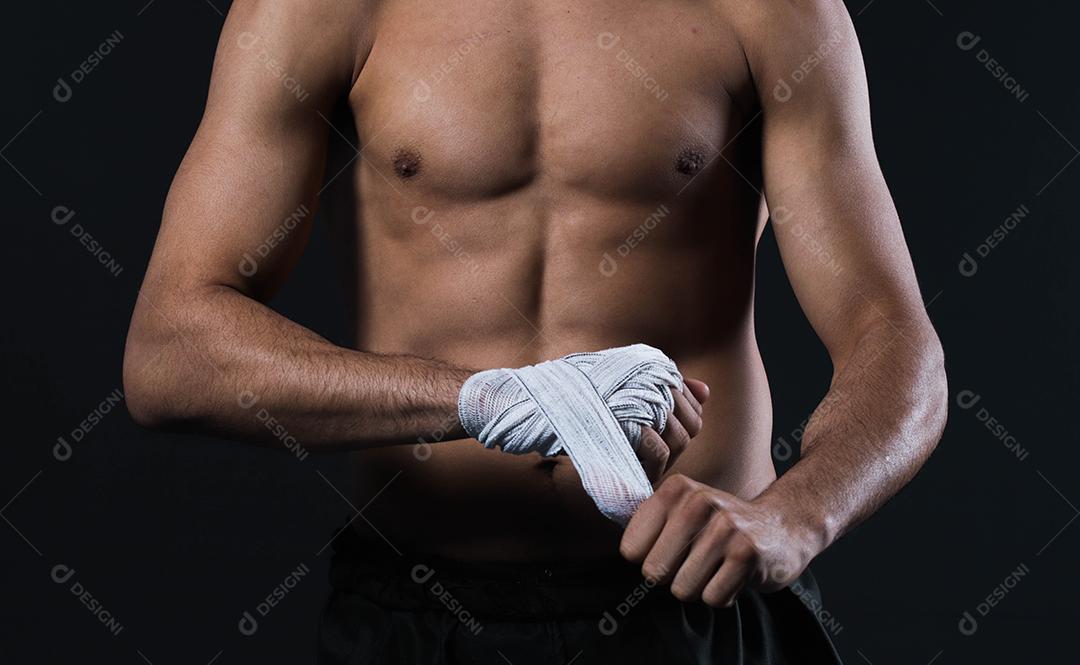 mão de lutador masculino com bandagens. Punhos do lutador cerrados antes de uma luta ou treinamento em uma academia de esportes