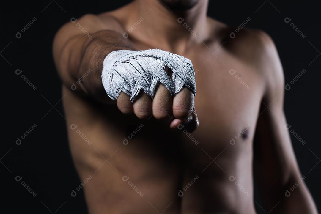 mão de lutador masculino com bandagens. Punhos do lutador cerrados antes de uma luta ou treinamento em uma academia de esportes