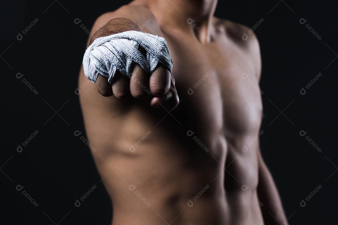 Mão de lutador masculino fechar-se com bandagens. Punhos do lutador cerrados antes de uma luta ou treinamento em uma academia de esportes