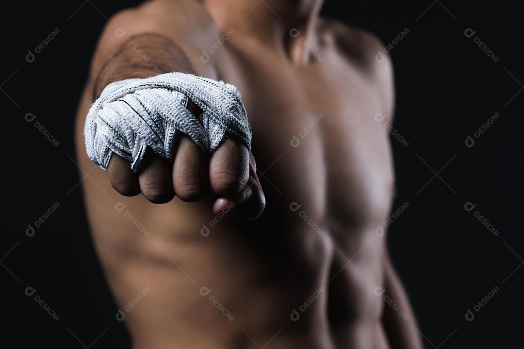 Mão de lutador masculino closeup com bandagens. Punhos do lutador cerrados antes de uma luta ou treinamento em uma academia de esportes