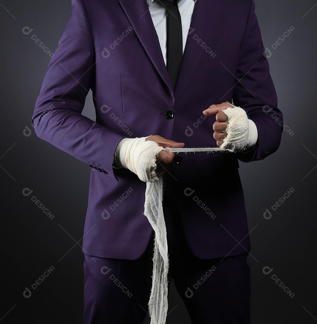 Mão masculina fechada de lutador de empresário de terno com bandagens e punhos cerrados