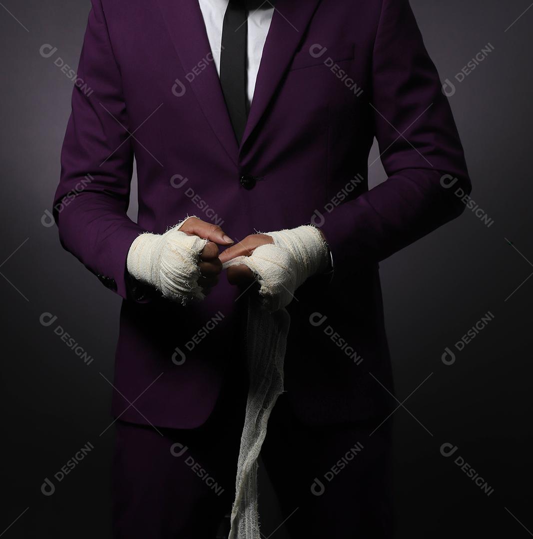 Mão masculina fechada de lutador de empresário de terno com bandagens e punhos cerrados