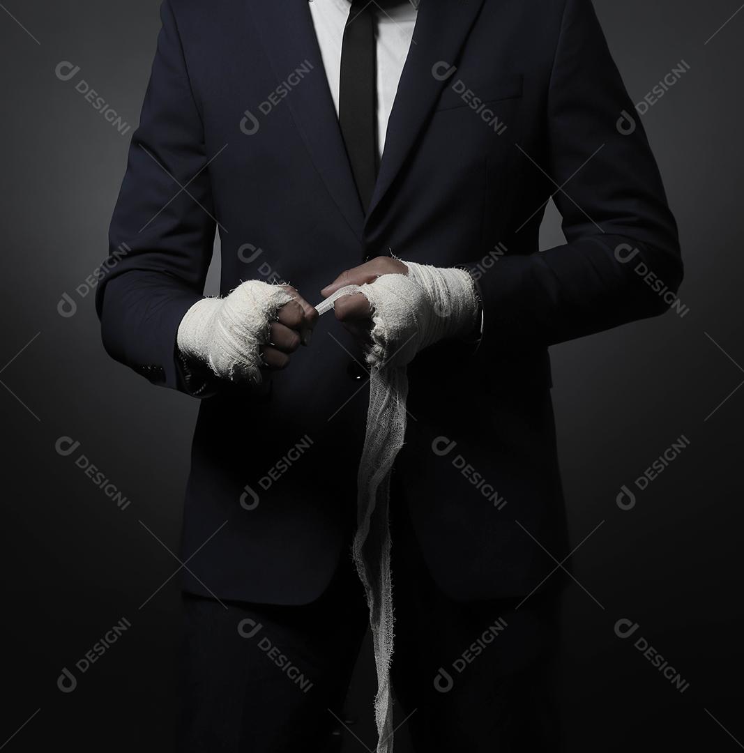 Mão masculina fechada de lutador de empresário de terno com bandagens e punhos cerrados