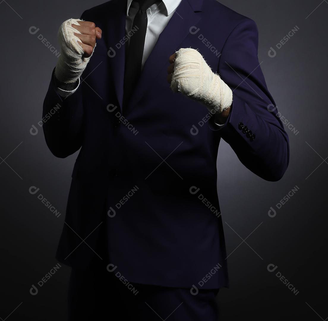 Mão masculina fechada de lutador de empresário de terno com bandagens e punhos cerrados