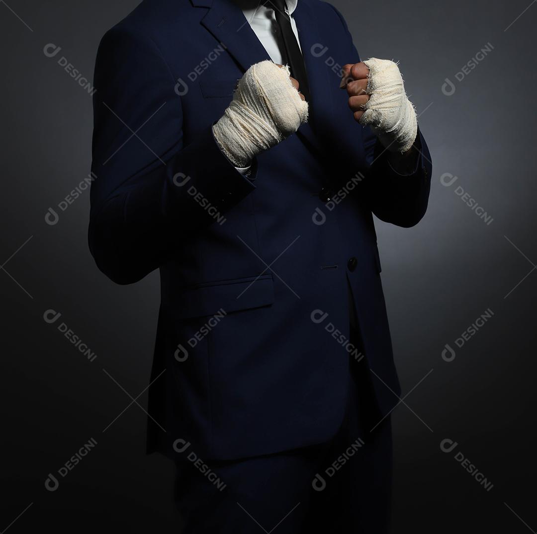 Mão masculina fechada de lutador de empresário de terno com bandagens e punhos cerrados