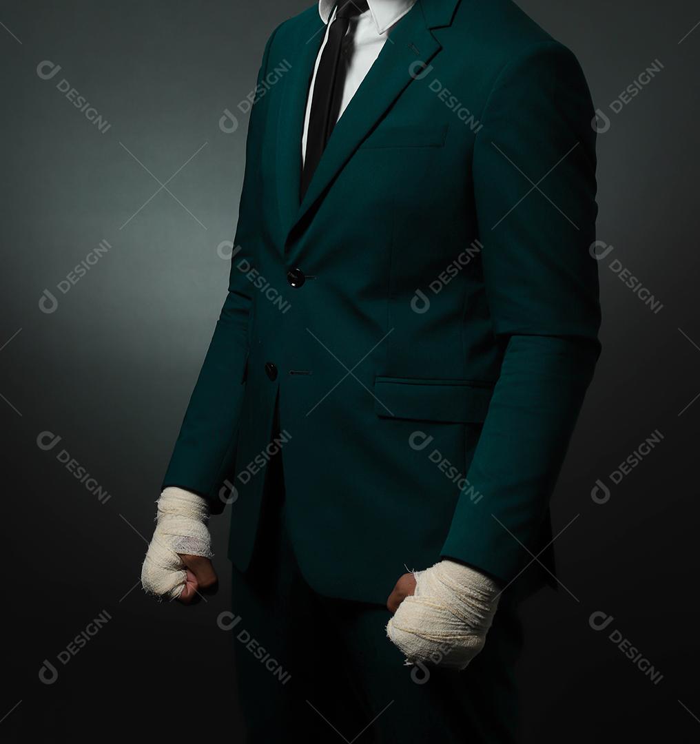 Mão masculina fechada de lutador de empresário de terno com bandagens e punhos cerrados