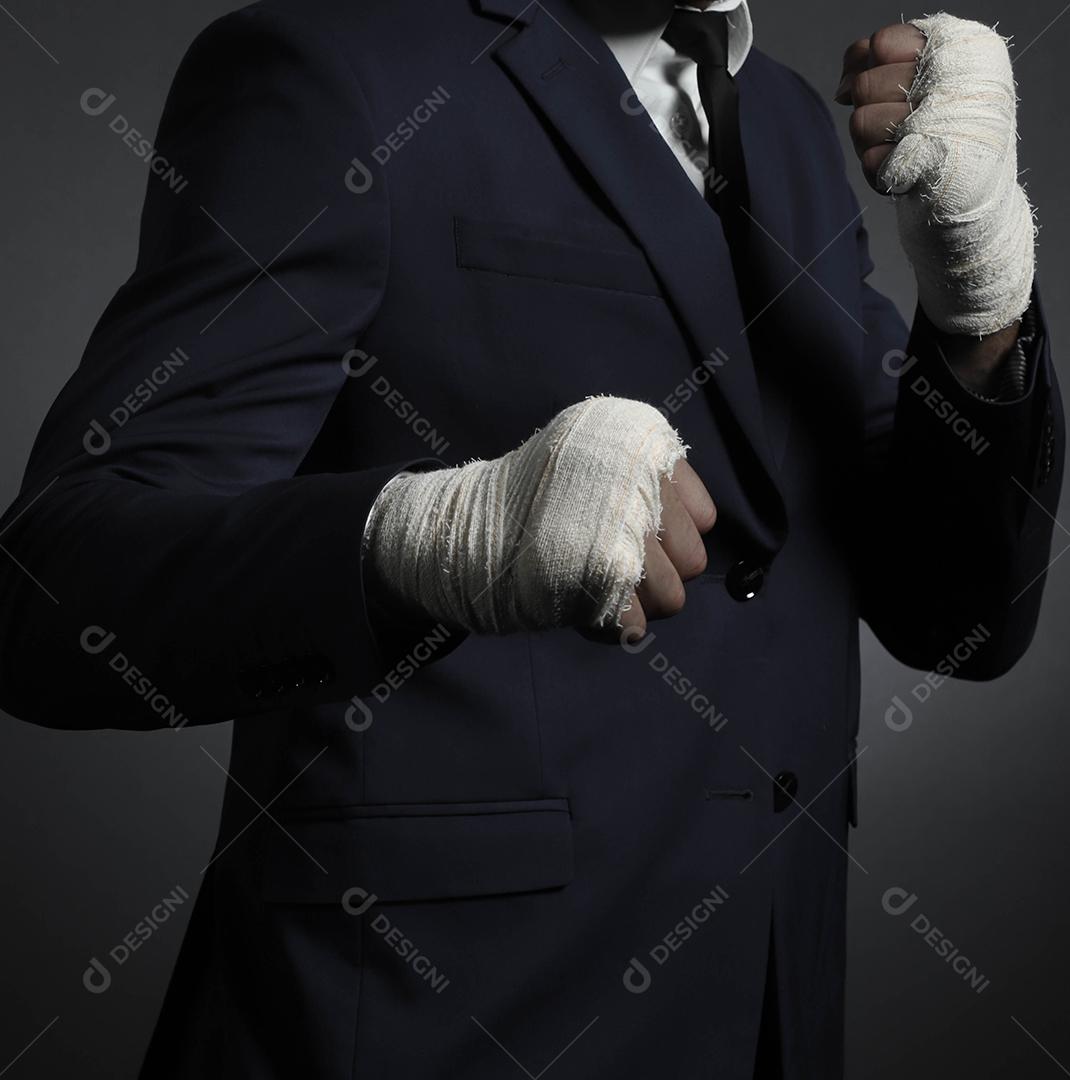 Mão masculina fechada de lutador de empresário de terno com bandagens e punhos cerrados