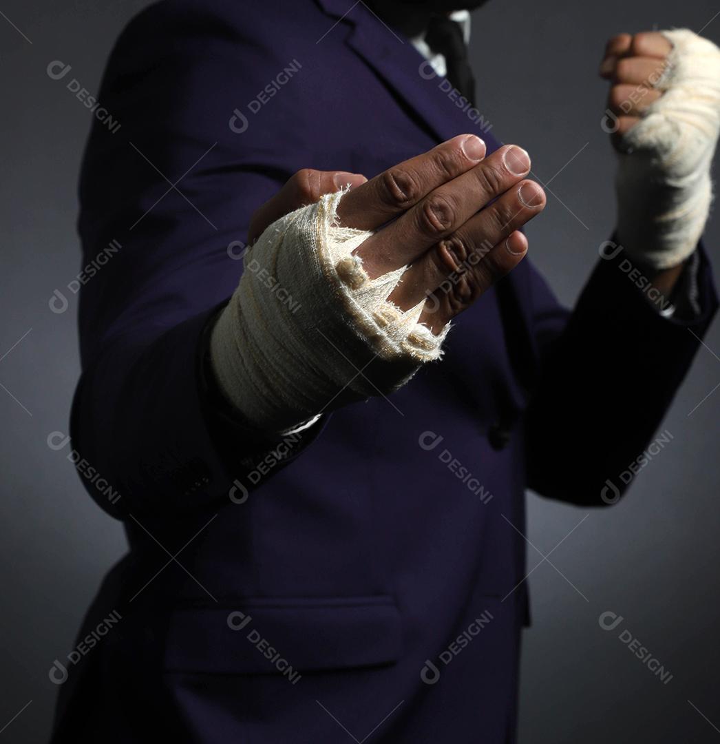 Mão masculina fechada de lutador de empresário de terno com bandagens e punhos cerrados