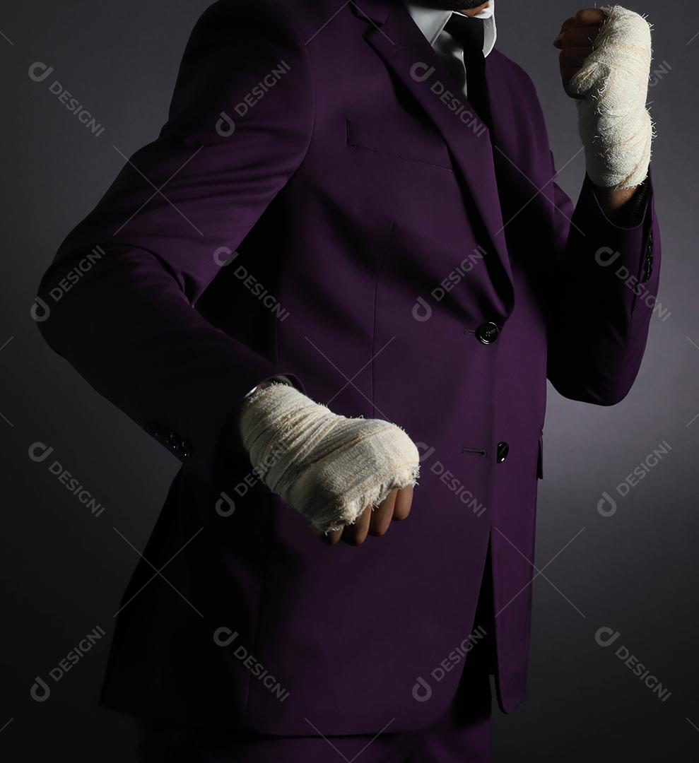 Mão masculina fechada de lutador de empresário de terno com bandagens e punhos cerrados