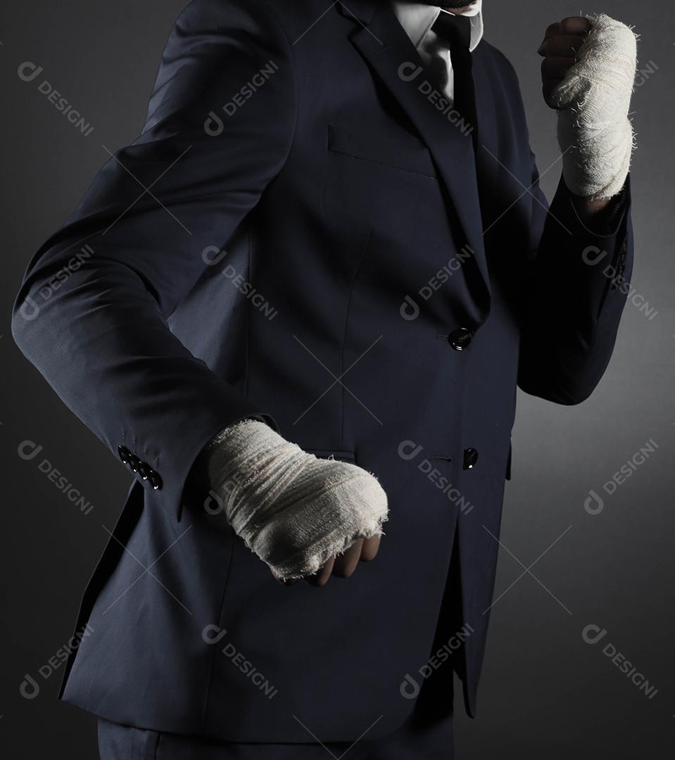 Mão masculina fechada de lutador de empresário de terno com bandagens e punhos cerrados