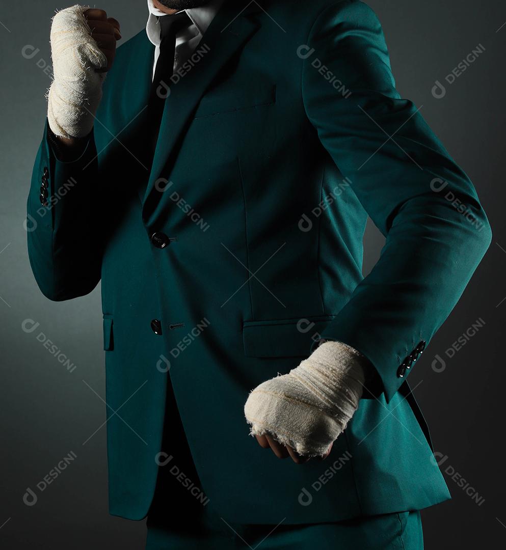 Mão masculina fechada de lutador de empresário de terno com bandagens e punhos cerrados
