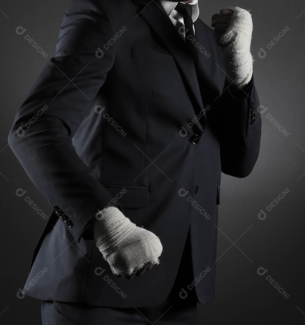 Mão masculina fechada de lutador de empresário de terno com bandagens e punhos cerrados
