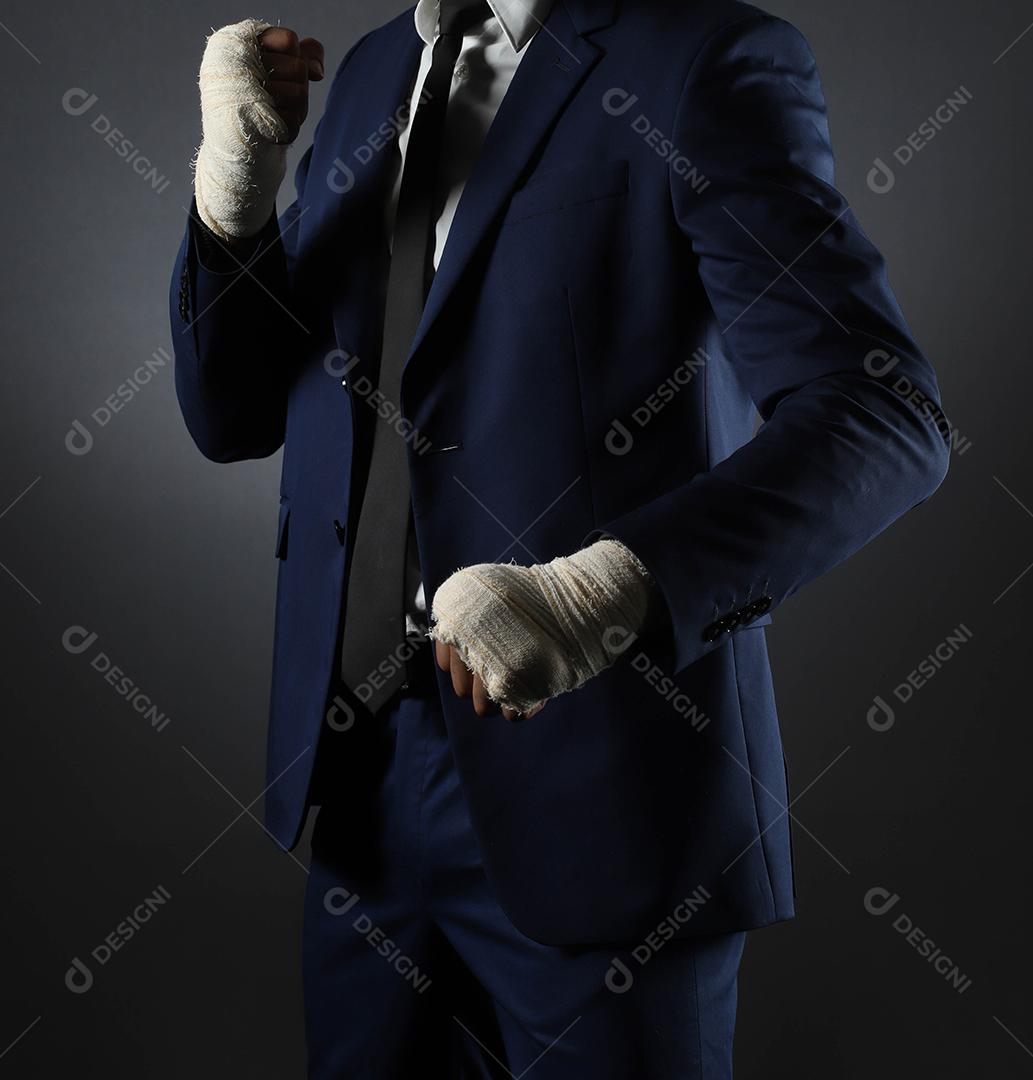 Mão masculina fechada de lutador de empresário de terno com bandagens e punhos cerrados