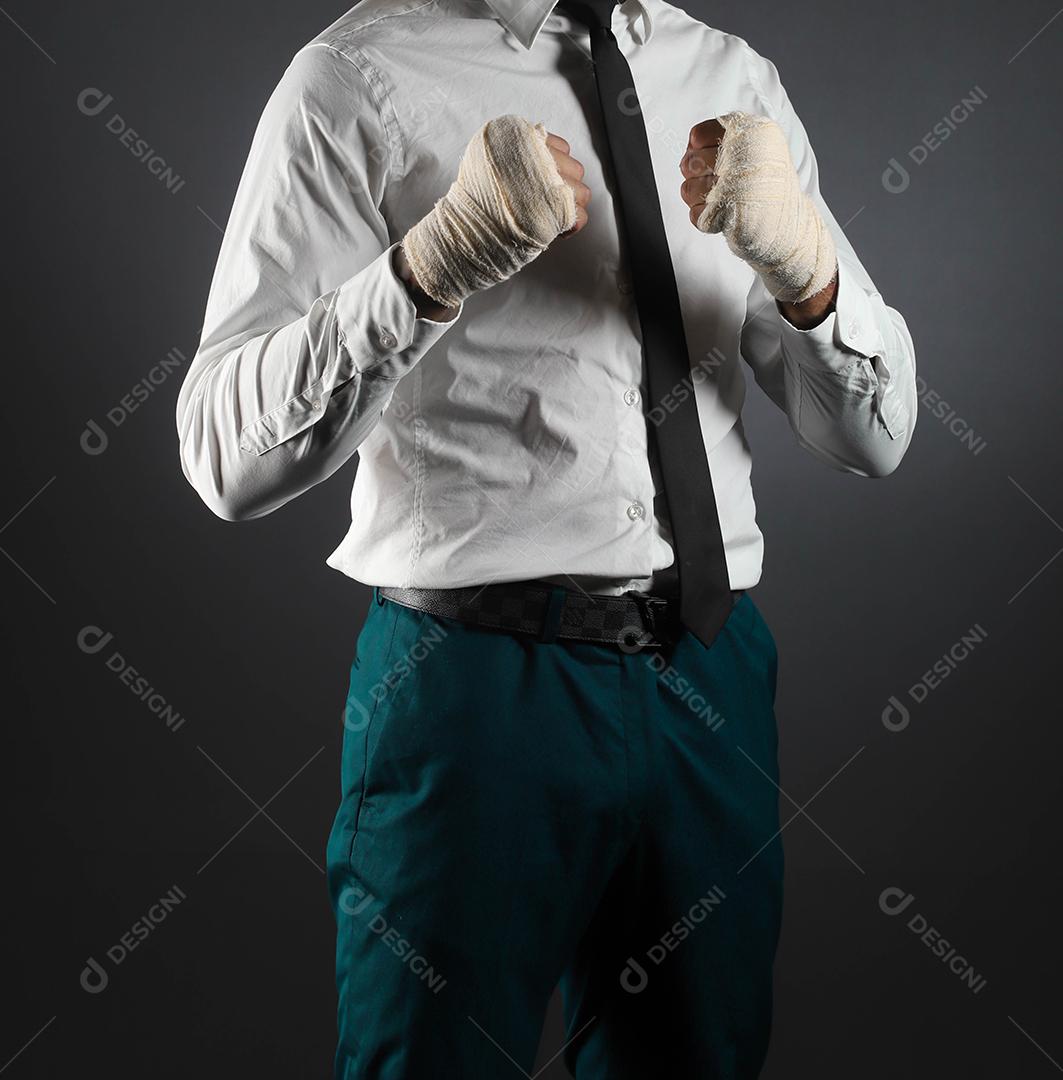 Mão masculina fechada de lutador de empresário de terno com bandagens e punhos cerrados