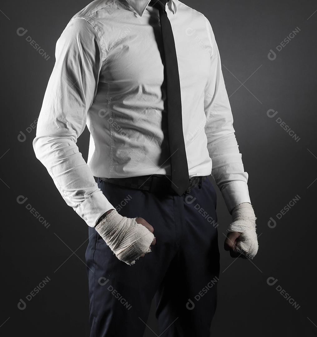 Mão masculina fechada de lutador de empresário de terno com bandagens e punhos cerrados